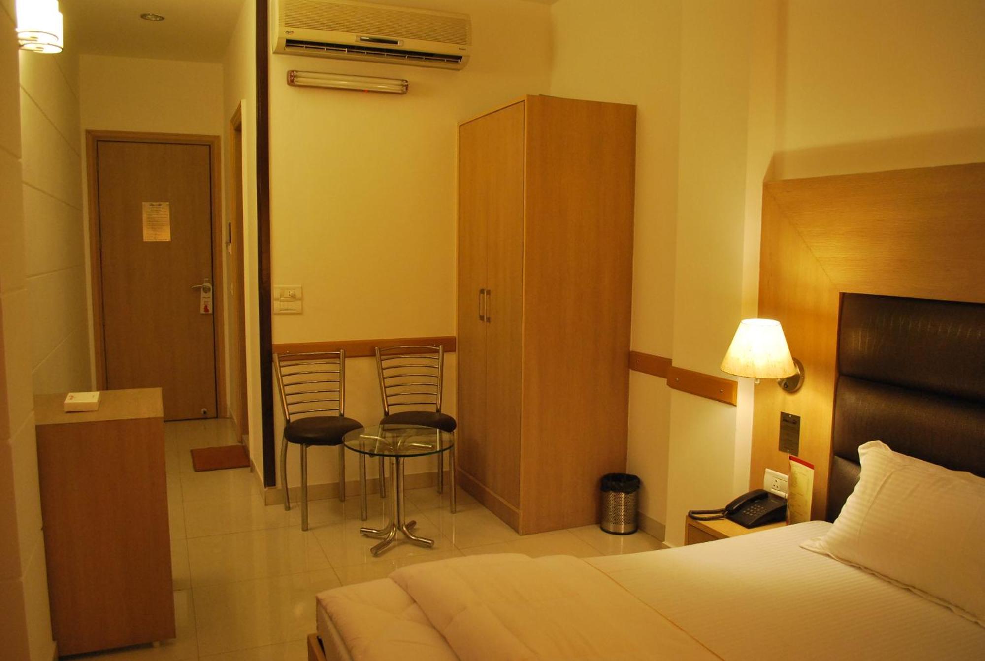 Hotel Arina Inn Ню Делхи Екстериор снимка