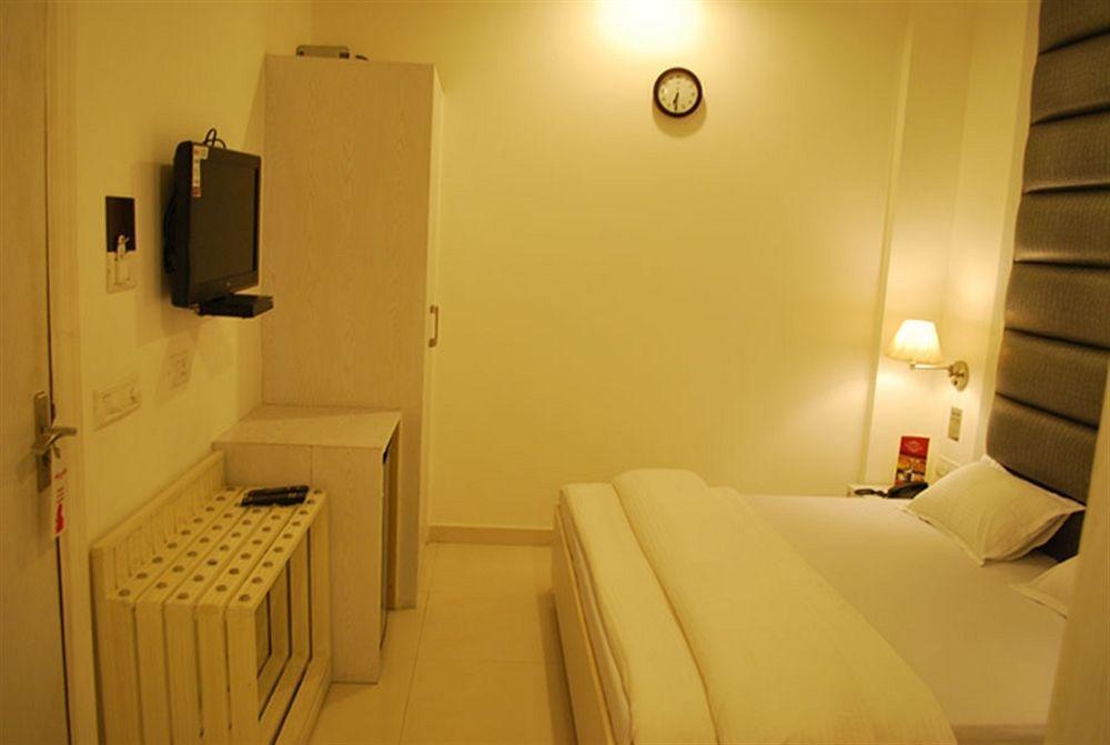 Hotel Arina Inn Ню Делхи Екстериор снимка