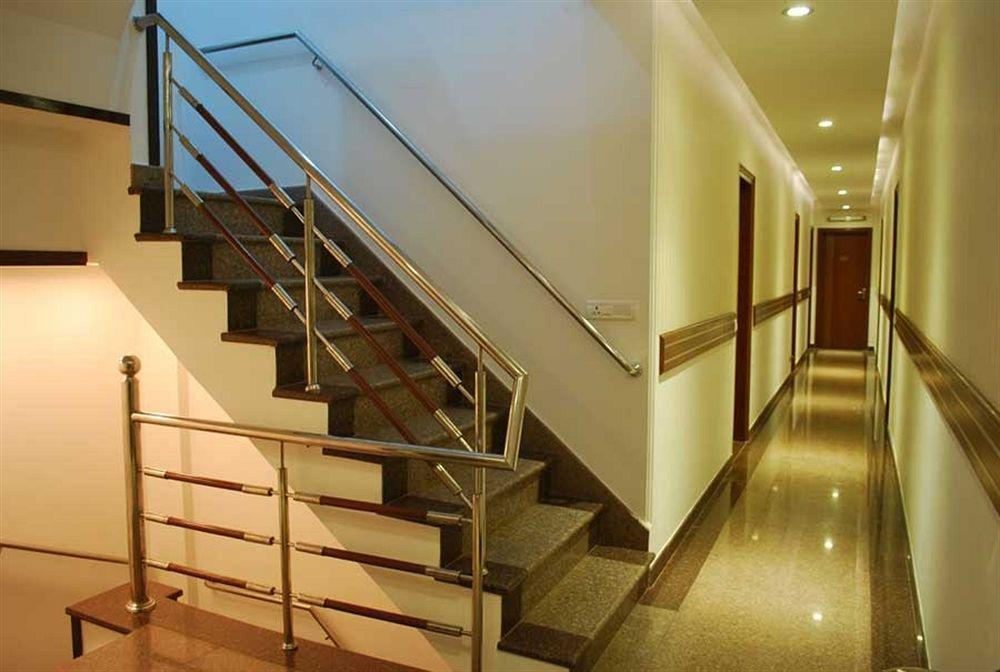 Hotel Arina Inn Ню Делхи Екстериор снимка